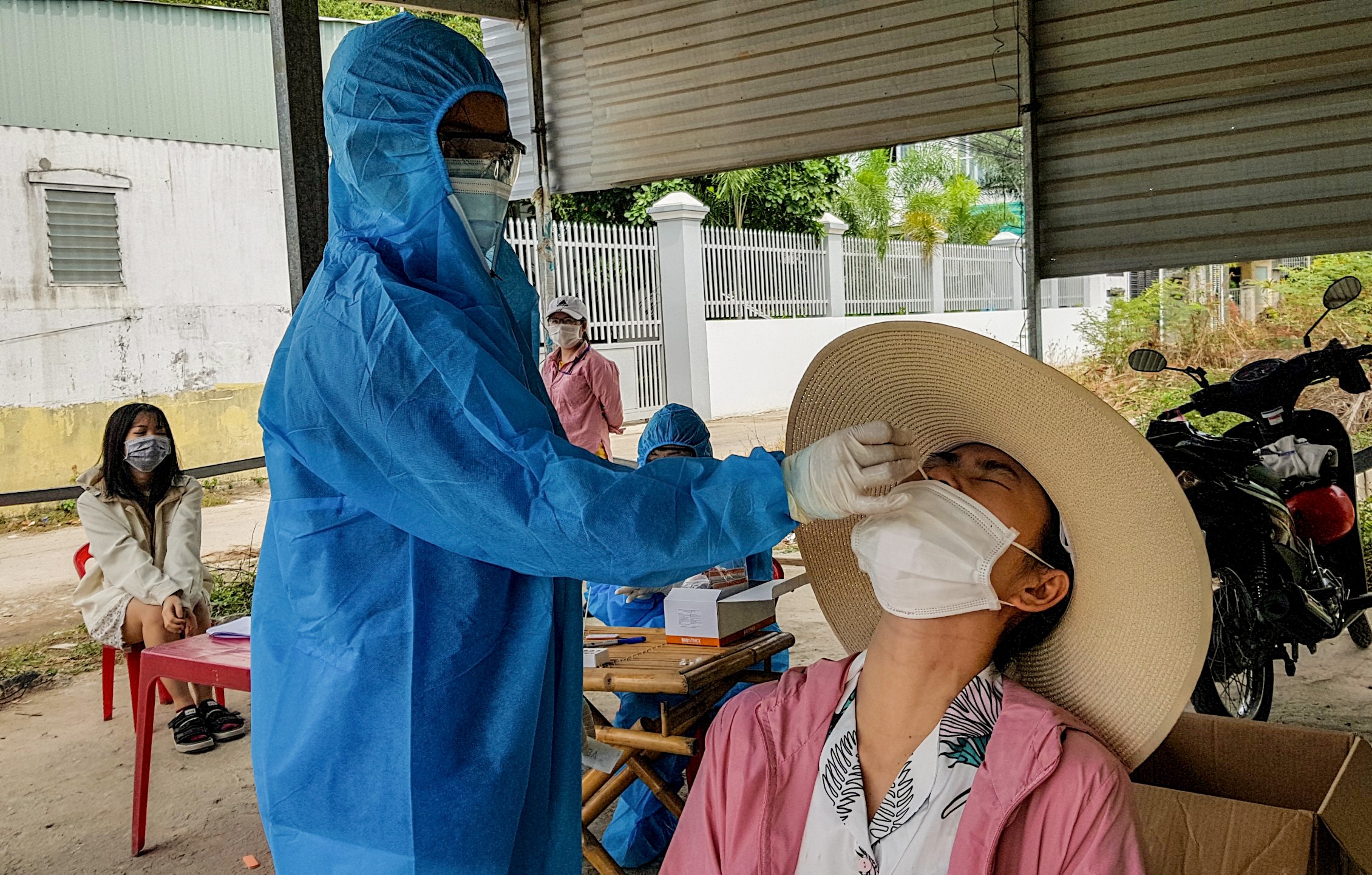 cam nguoi dan ra duong o Nha Trang anh 2