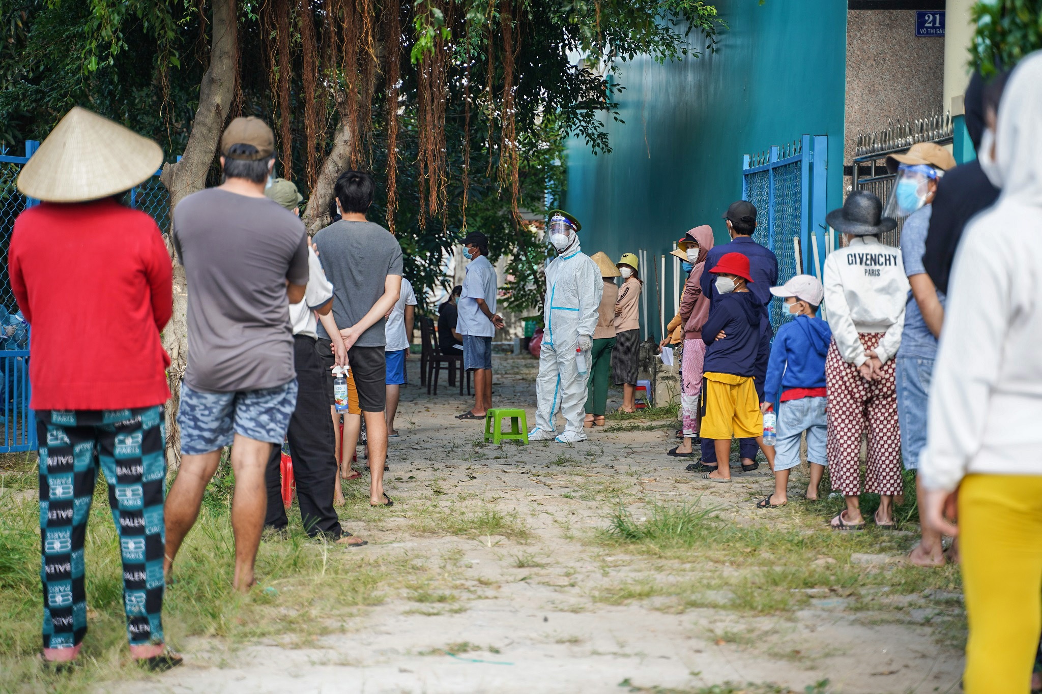 Chu tich phuong bi dinh chi vi lo la chong dich hinh anh