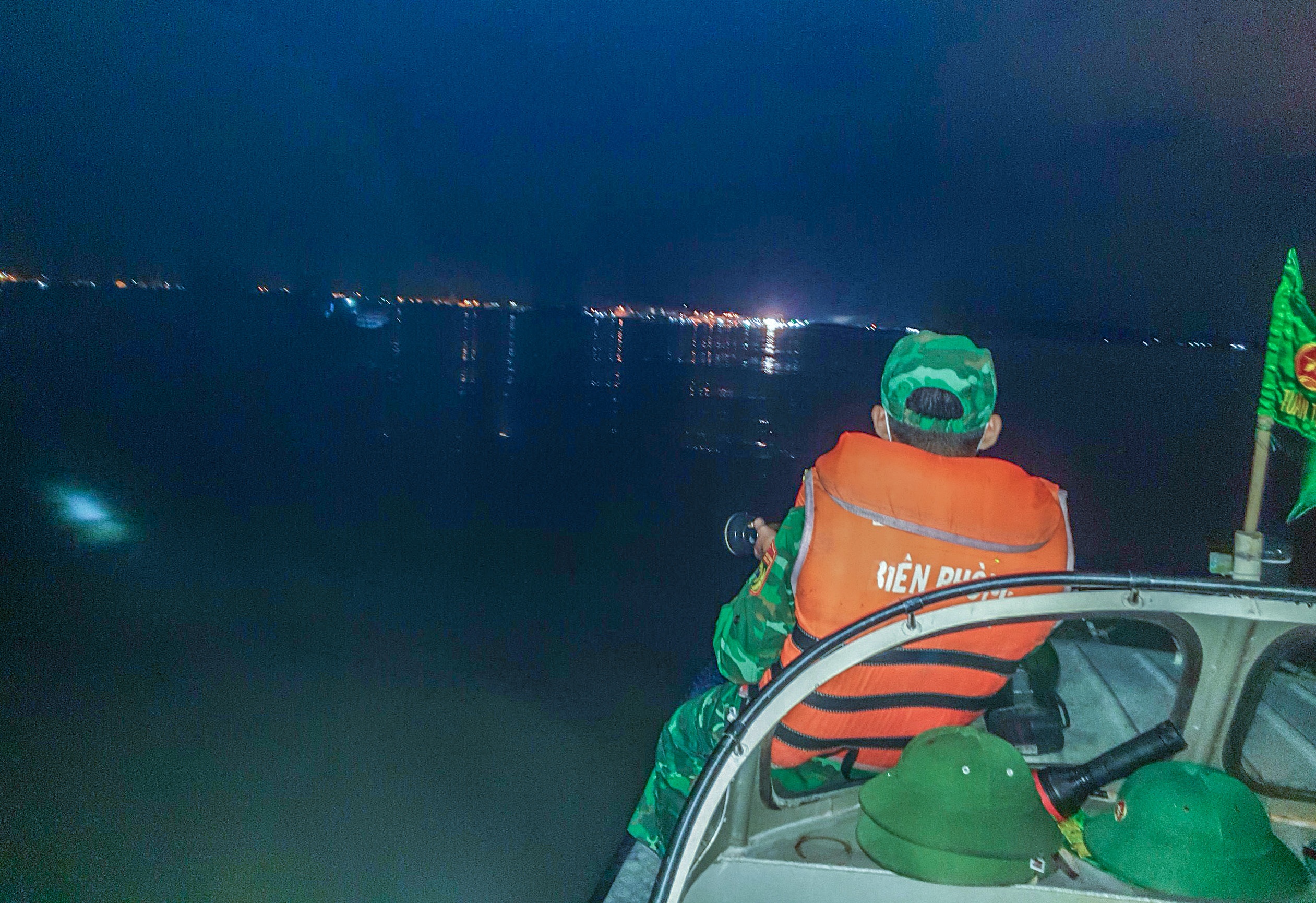 Lu quet trong dem lam chim hang chuc tau ca hinh anh