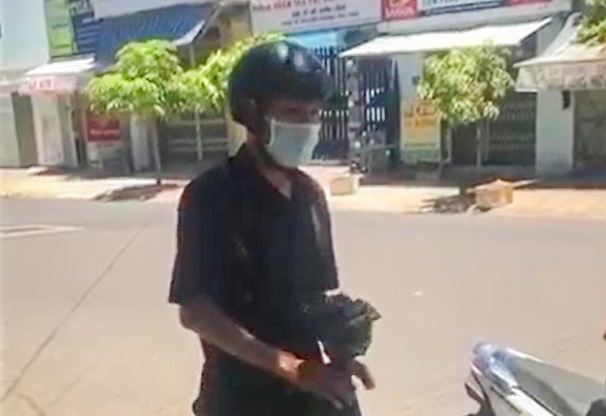 Nam cong nhan vu 'banh mi khong phai thuc pham' lai bi lap bien ban hinh anh