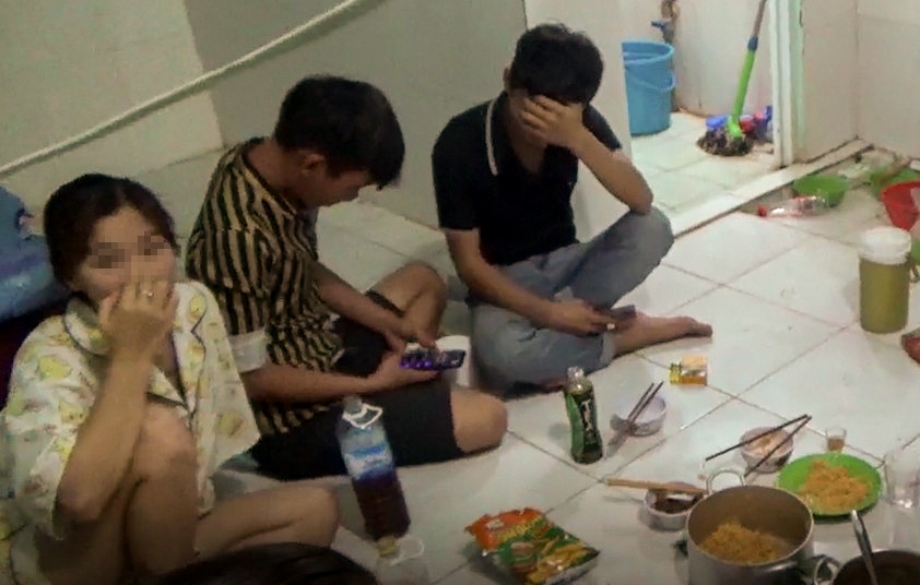 nhậu lén lút khi giãn cách ảnh 1 nhau len lut khi gian cach anh 1