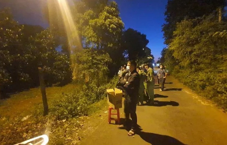 Thi the nguoi dan ong phan huy trong ray, tay deo dong ho Rolex hinh anh