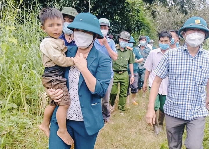 Cha bao tin con bi lu cuon nhung tim thay trong ray cao su hinh anh