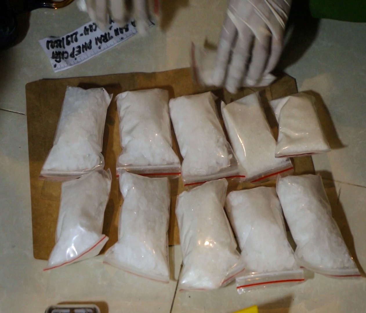 Thu giu gan 1,4 kg ma tuy, sung trong co so massage hinh anh