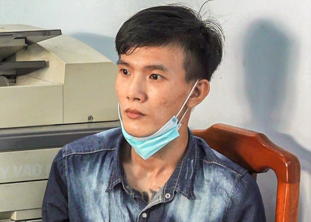 Lao xe vao cong an tai chot kiem dich hinh anh