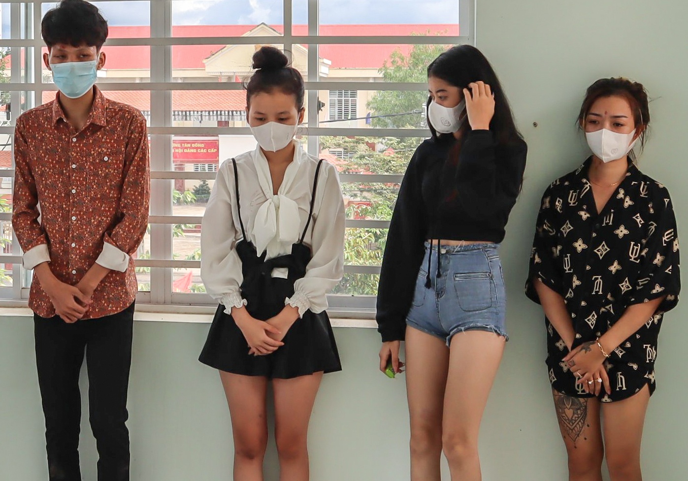 Nhom nam nu 'bay lac' trong can nha thue hinh anh