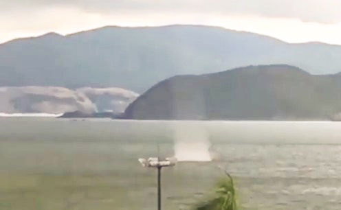 Voi rong xuat hien tren bien Nha Trang hinh anh