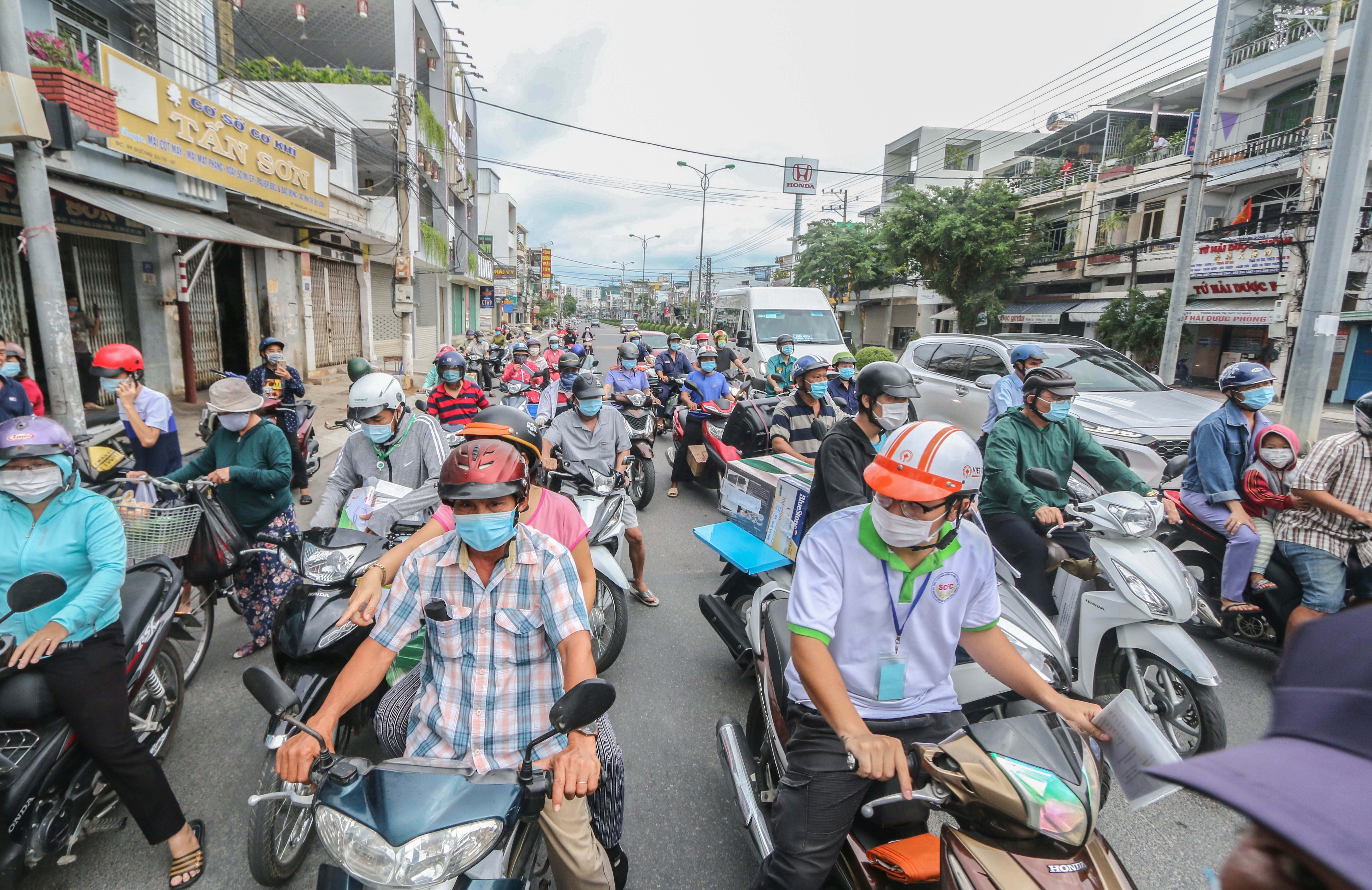 Duong pho Nha Trang ngay dau noi long gian cach hinh anh