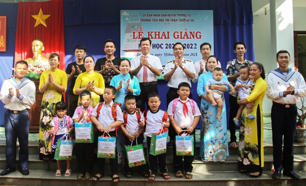 Khai giảng ở Trường Sa ảnh 1 Khai giang o Truong Sa anh 1