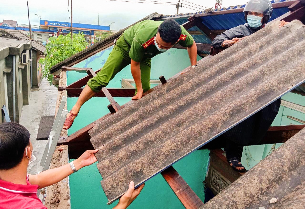 Sau bao so 5, nguoi dan mien Trung lo lu quet hinh anh