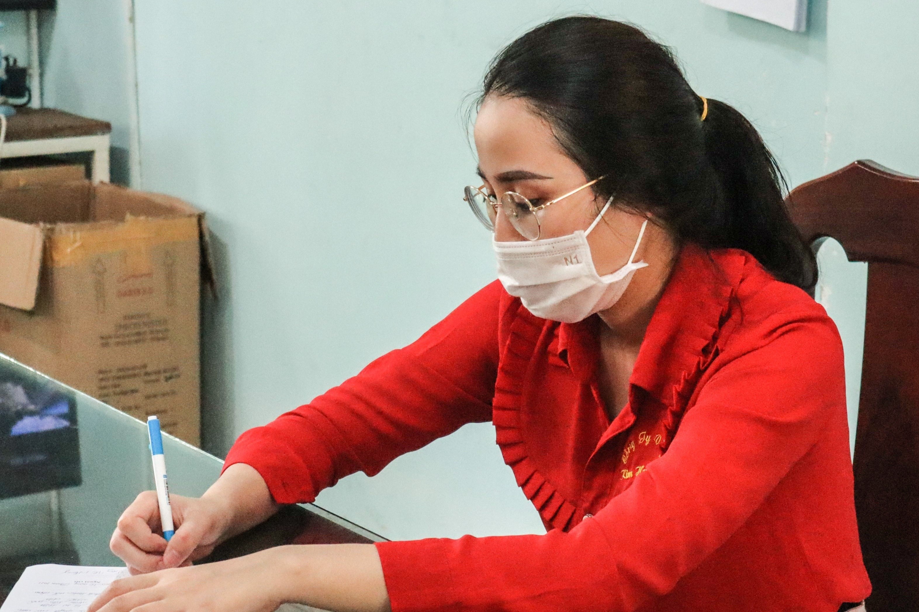 Nu nhan vien trom 2.380 nhan vang hinh anh