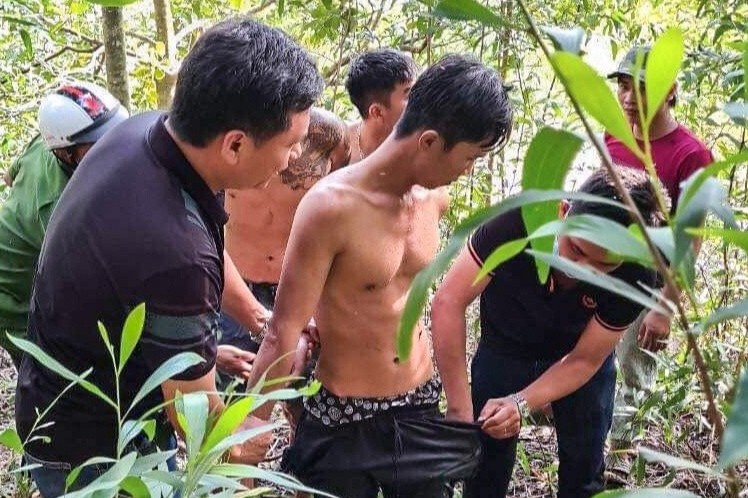 Canh sat vay bat 2 pham nhan tron trai hinh anh