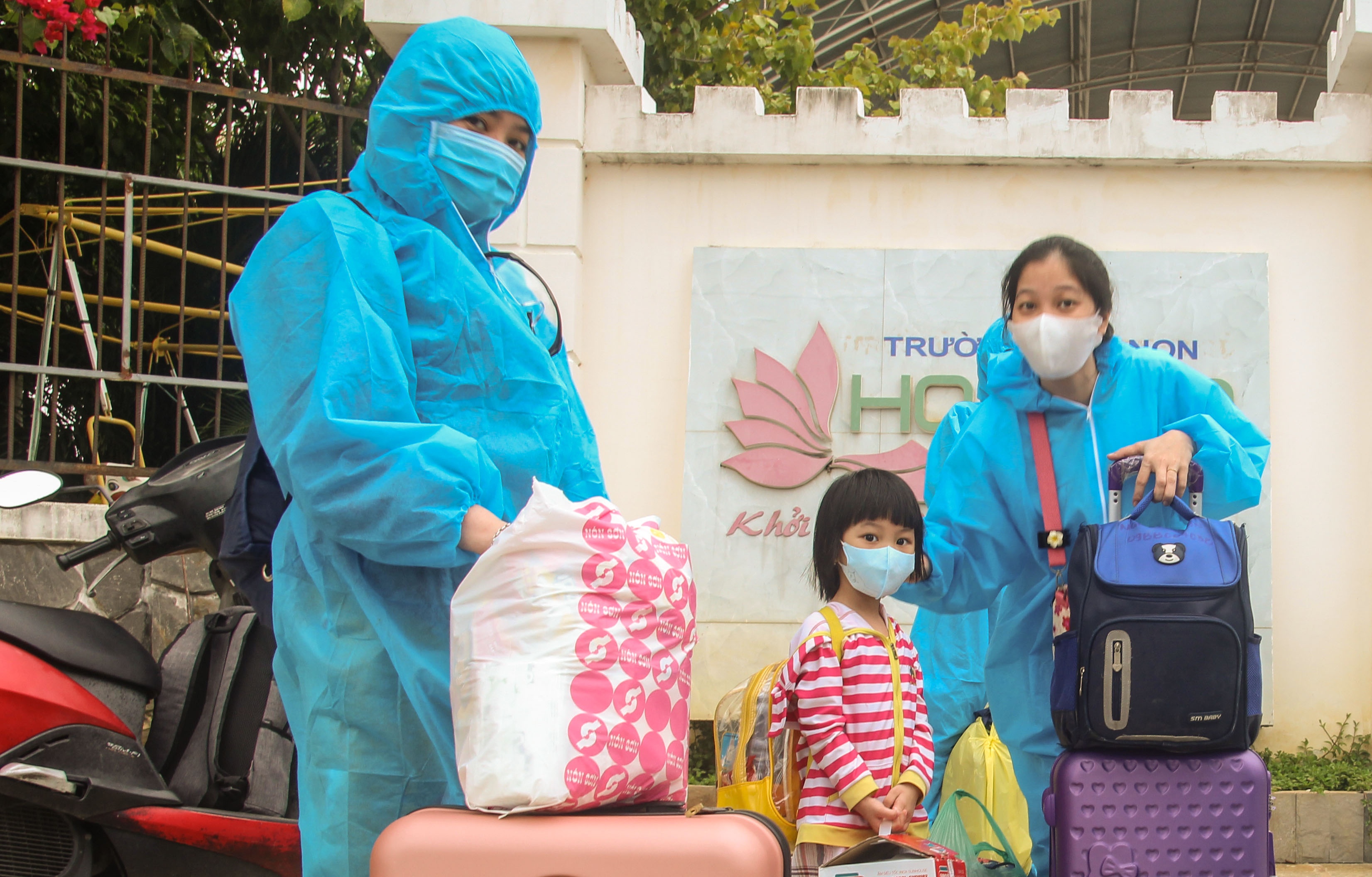 Ninh Thuan don gan 200 ba bau, phu nu nuoi con nho tu TP.HCM ve que hinh anh