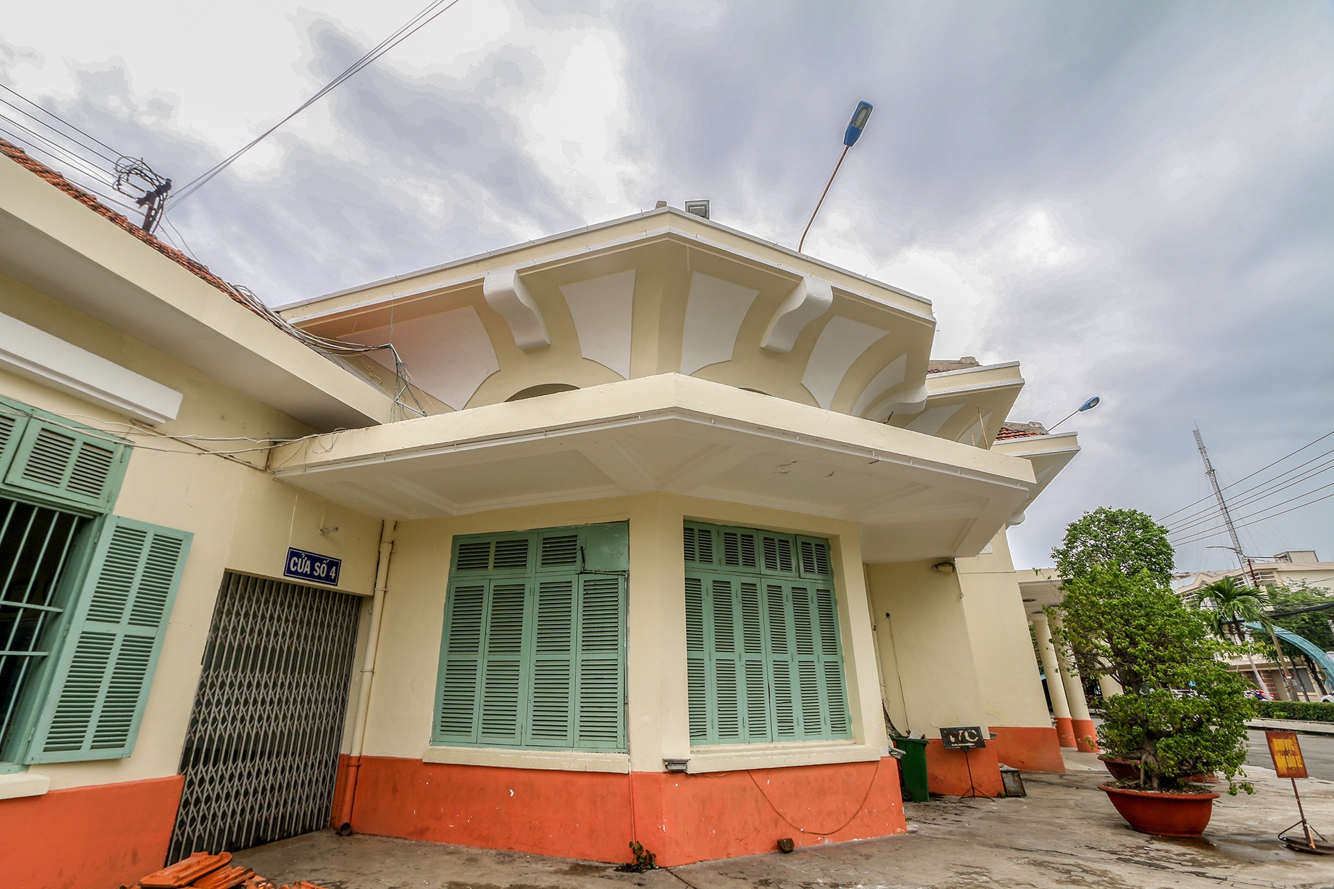 Nha ga 85 nam o Nha Trang truoc khi di doi ra ngoai thanh hinh anh