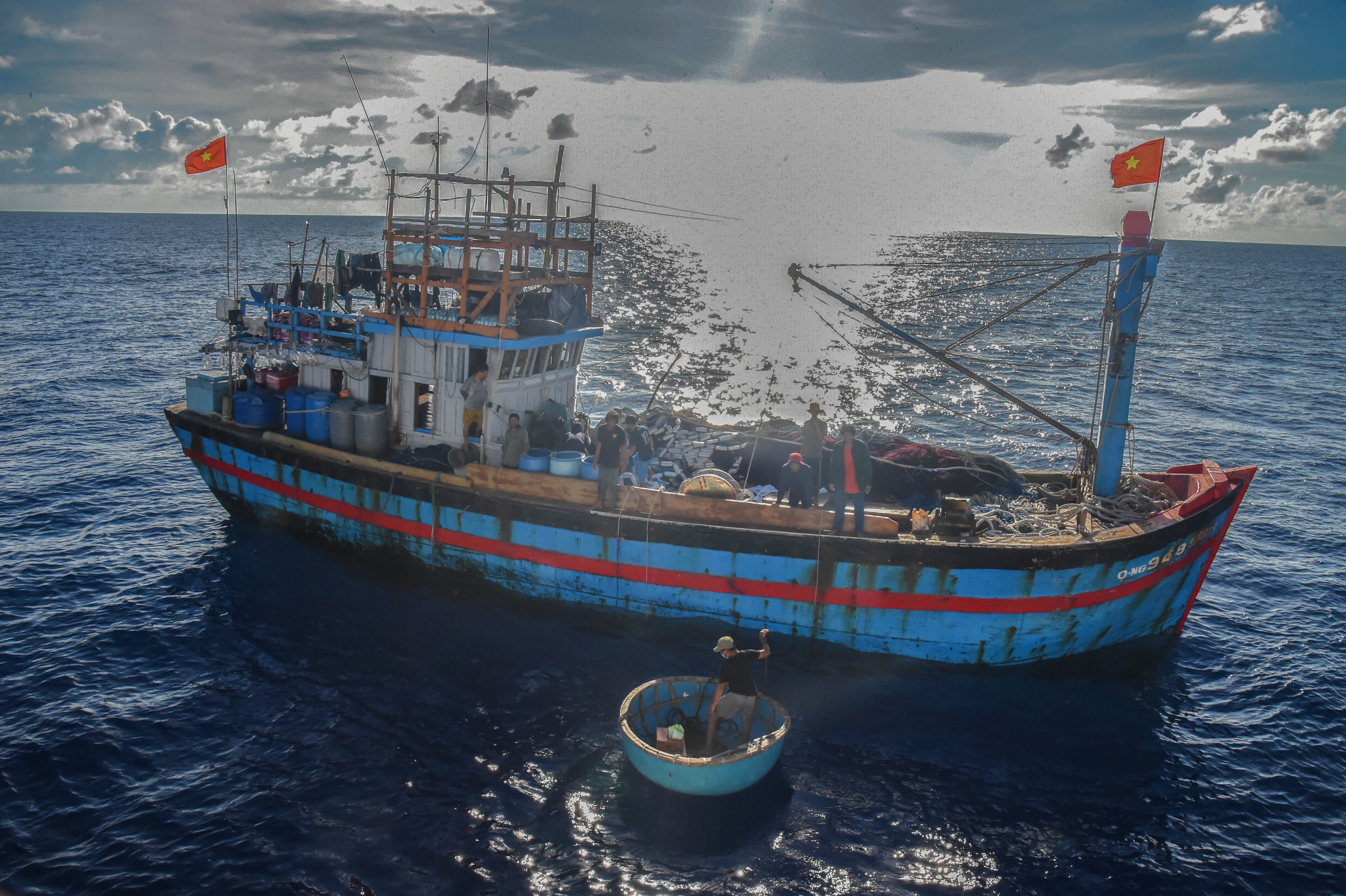 cuu tro ngu dan tren bien anh 1