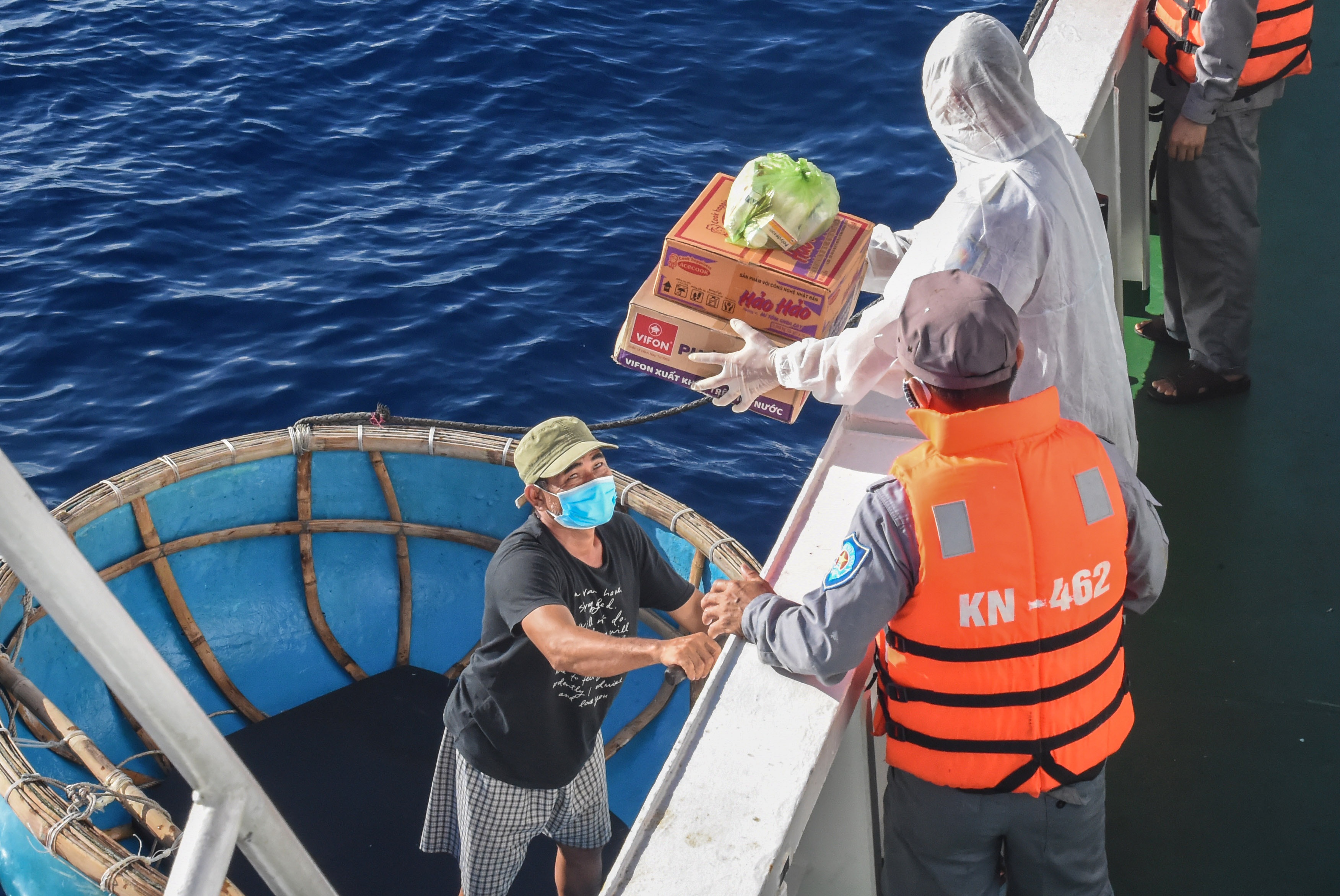Ngu dan het luong thuc tren bien, tau kiem ngu vuot song tiep te hinh anh