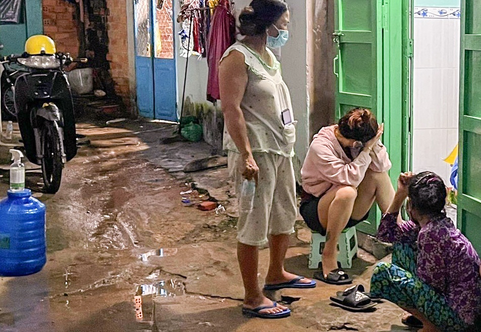 Cu ba bi chau re sat hai anh 1