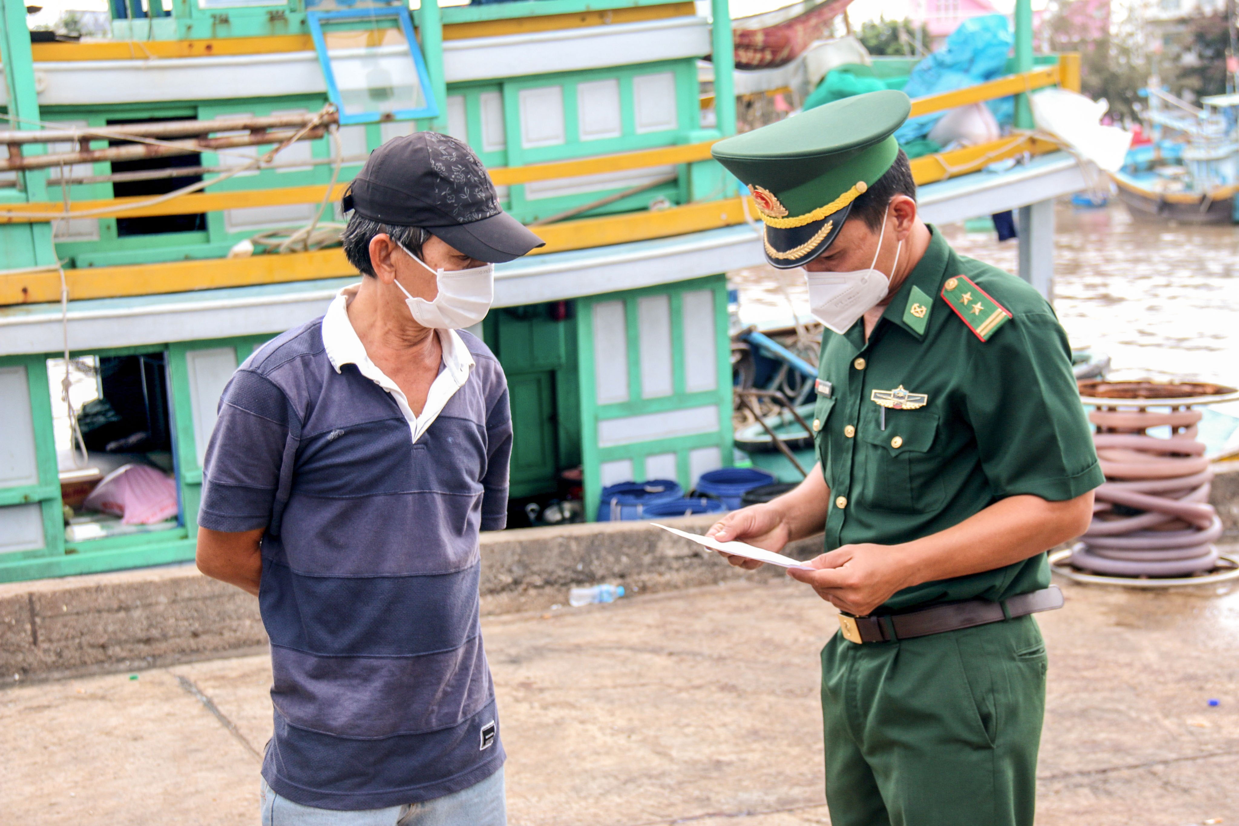 Dong cang ca Phan Thiet, yeu cau nguoi dan khong ra khoi hinh anh