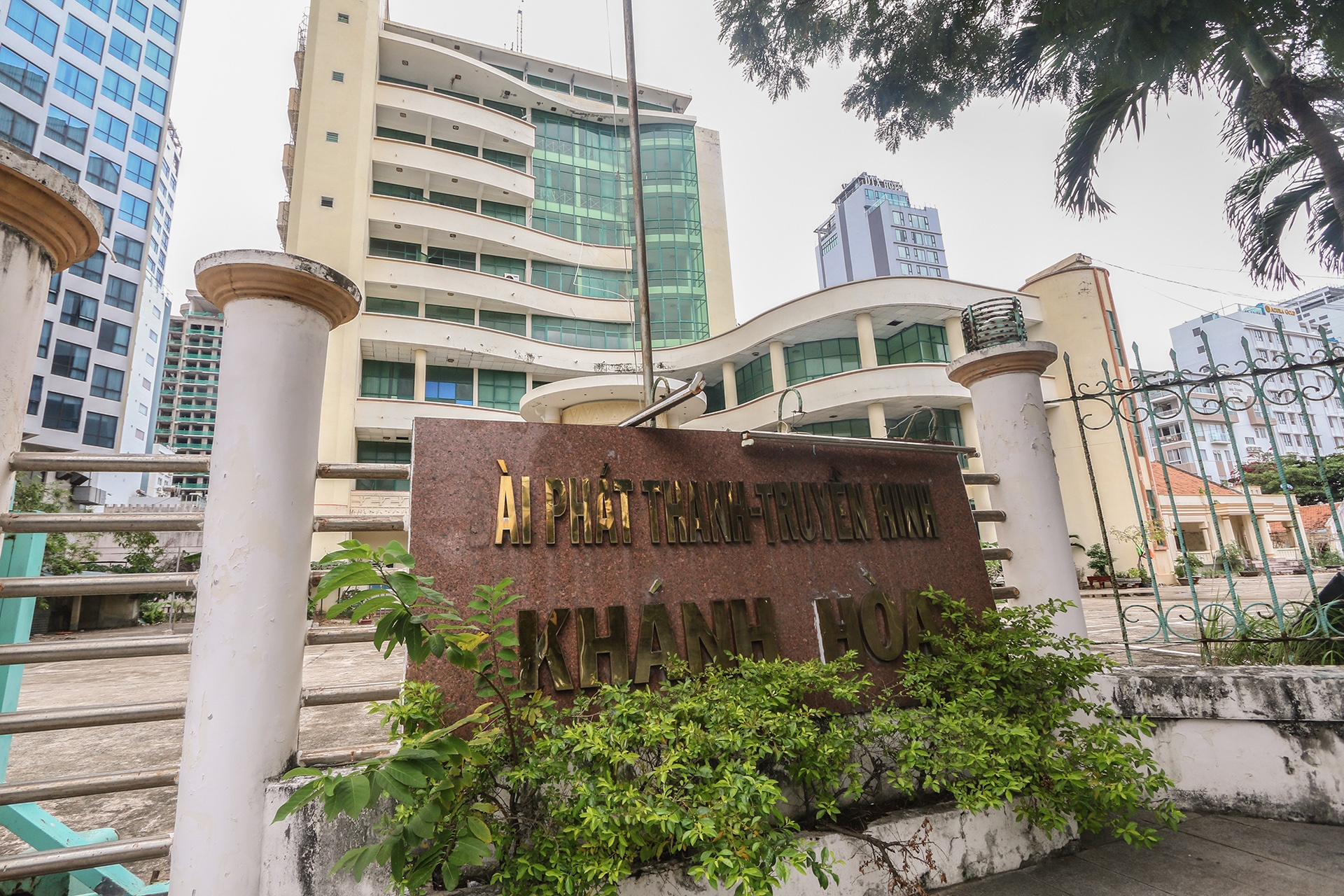 Hang loat khu 'dat vang' bi bo hoang o Nha Trang hinh anh