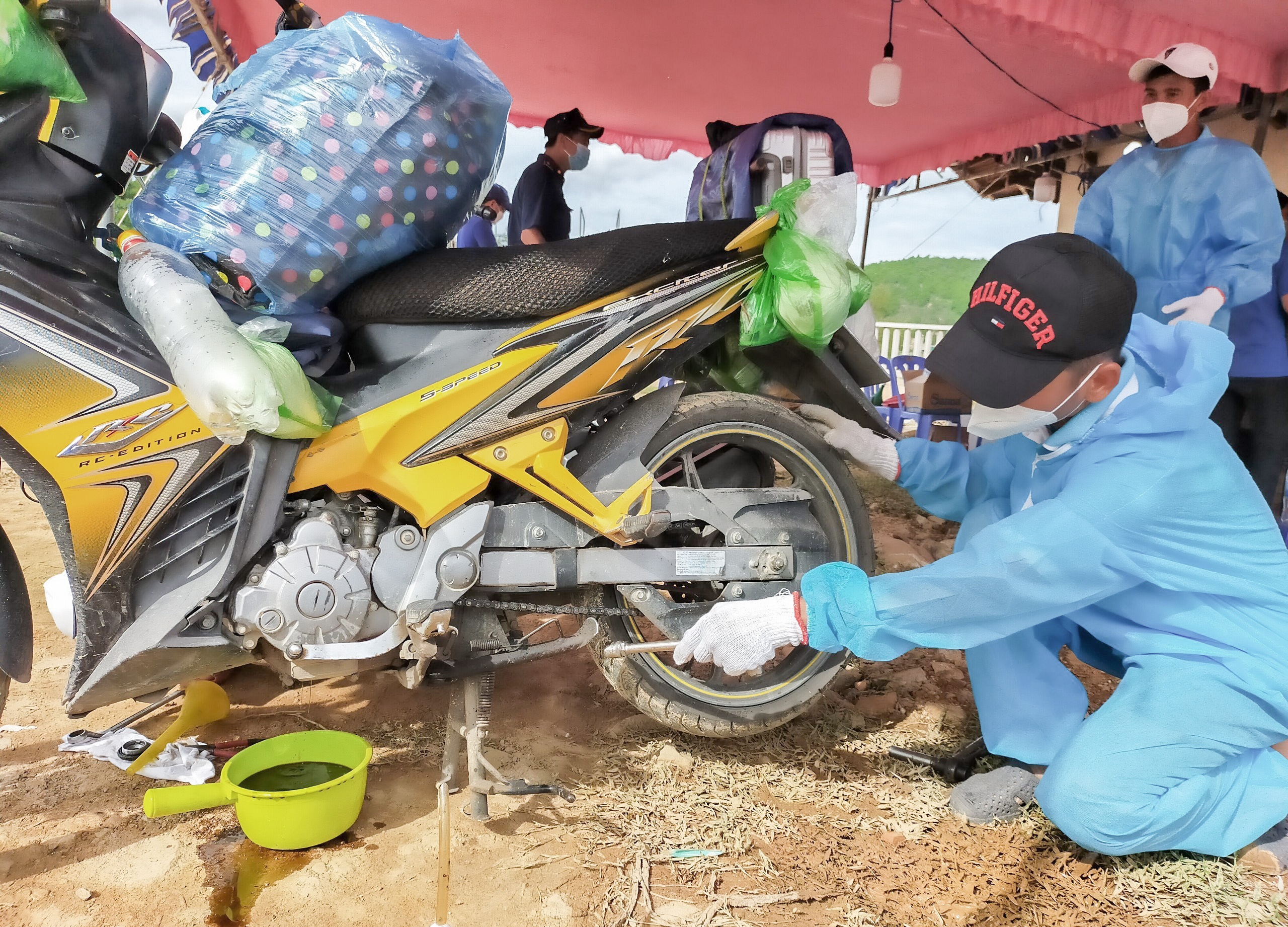 Dua nguoi dan ve que anh 1