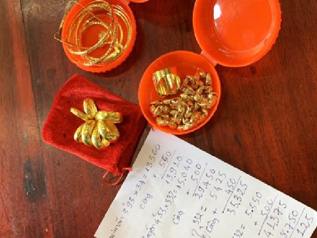 Thanh nien su dung tien am phu vo mua vang de cuop hinh anh
