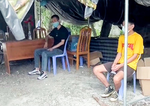 Phat hien xe khach cho 4 nguoi nuoc ngoai khong giay to tuy than hinh anh