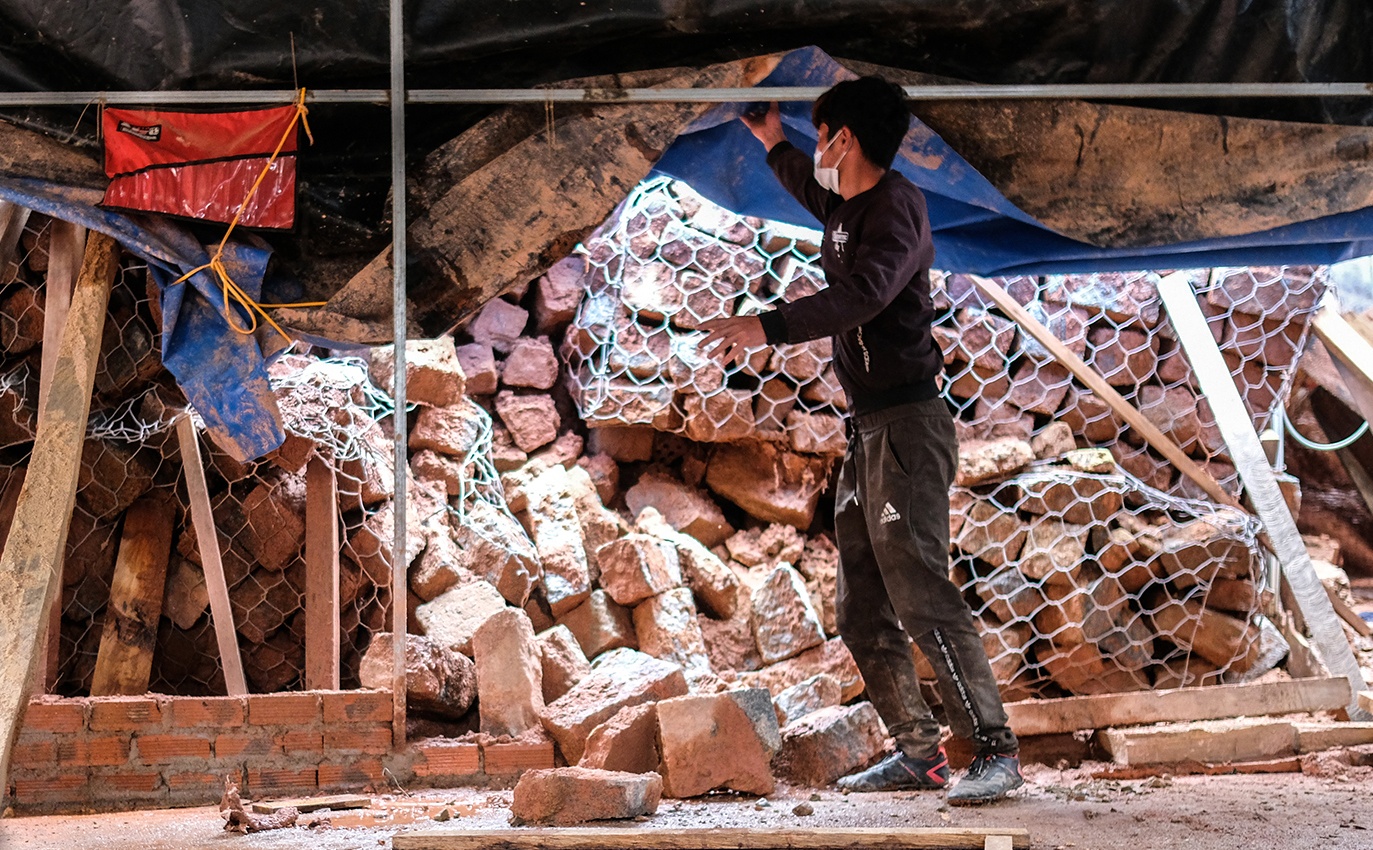 Sau tieng no, dat da do ap xuong nha dan ben duong Truong Son Dong hinh anh