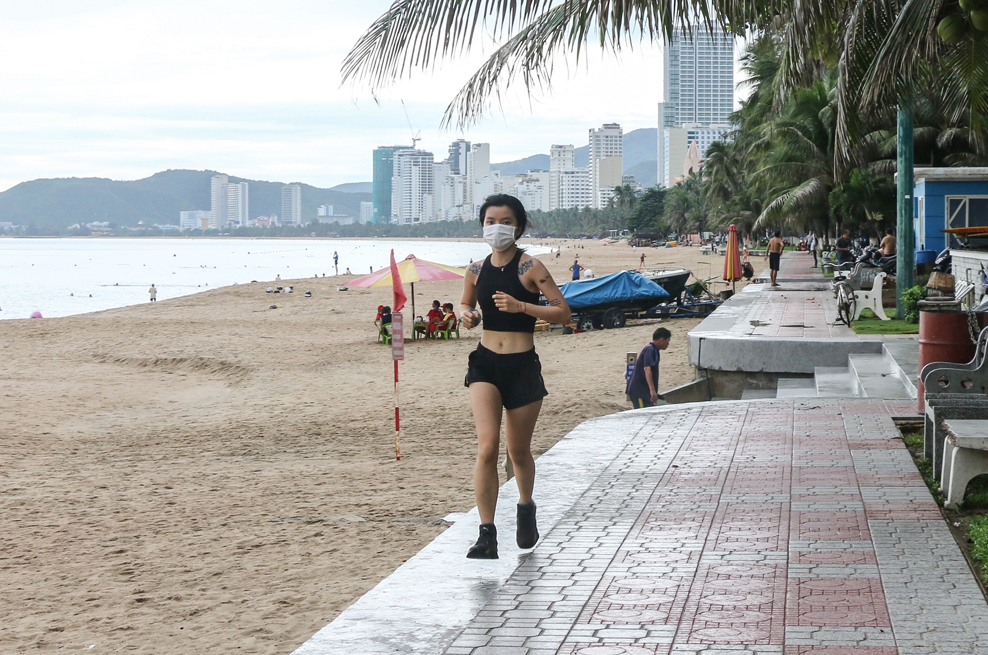 Nha Trang cho tam bien tro lai anh 8