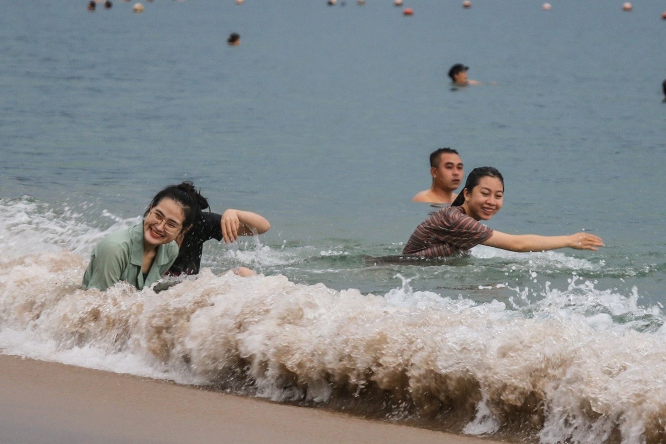 Bai bien Nha Trang ngay dau mo lai hinh anh