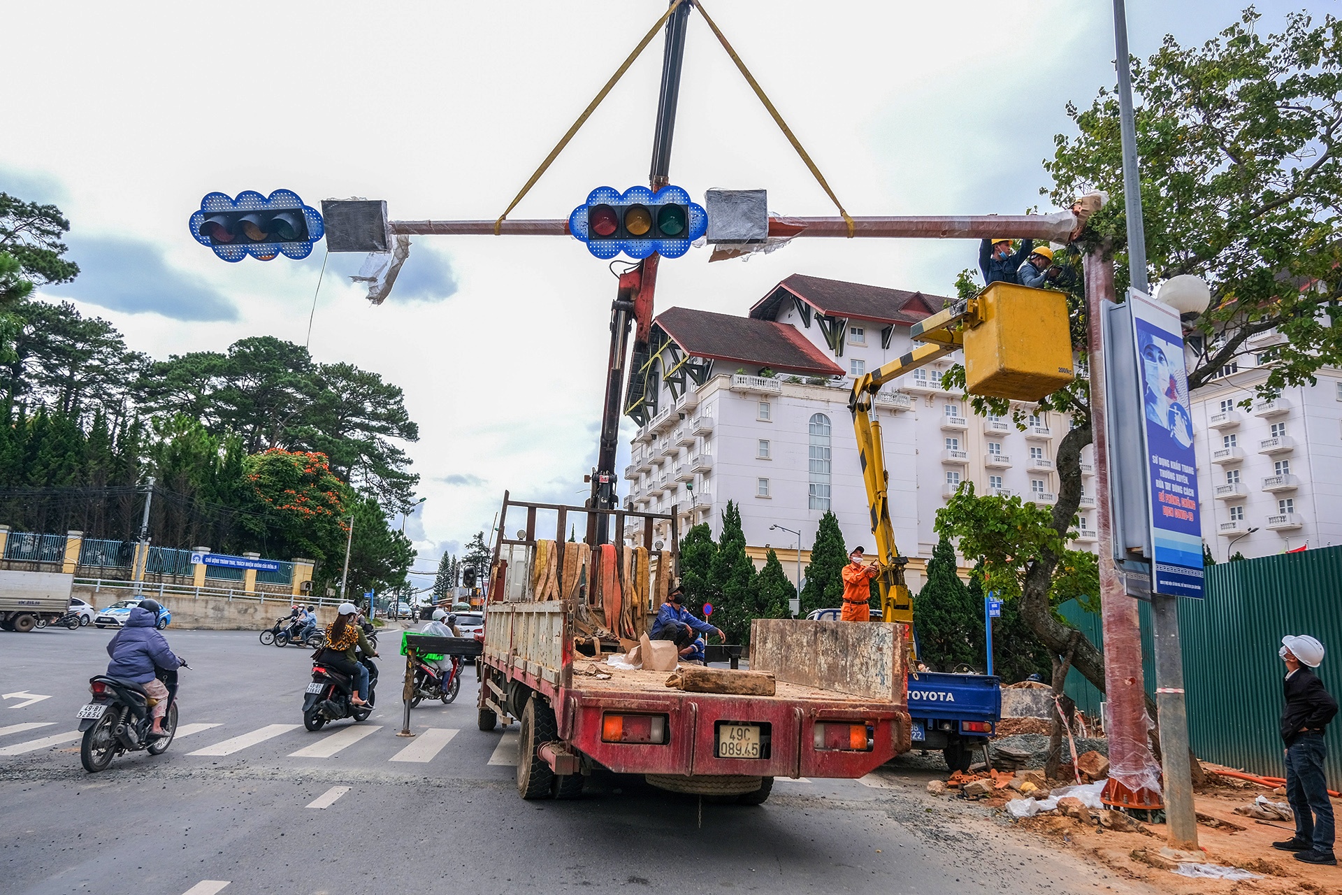 Da Lat lap den xanh,  do anh 3