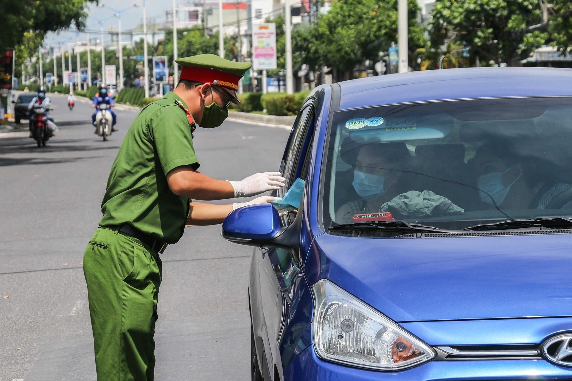 ca mac Covid-19 trong cong dong anh 2