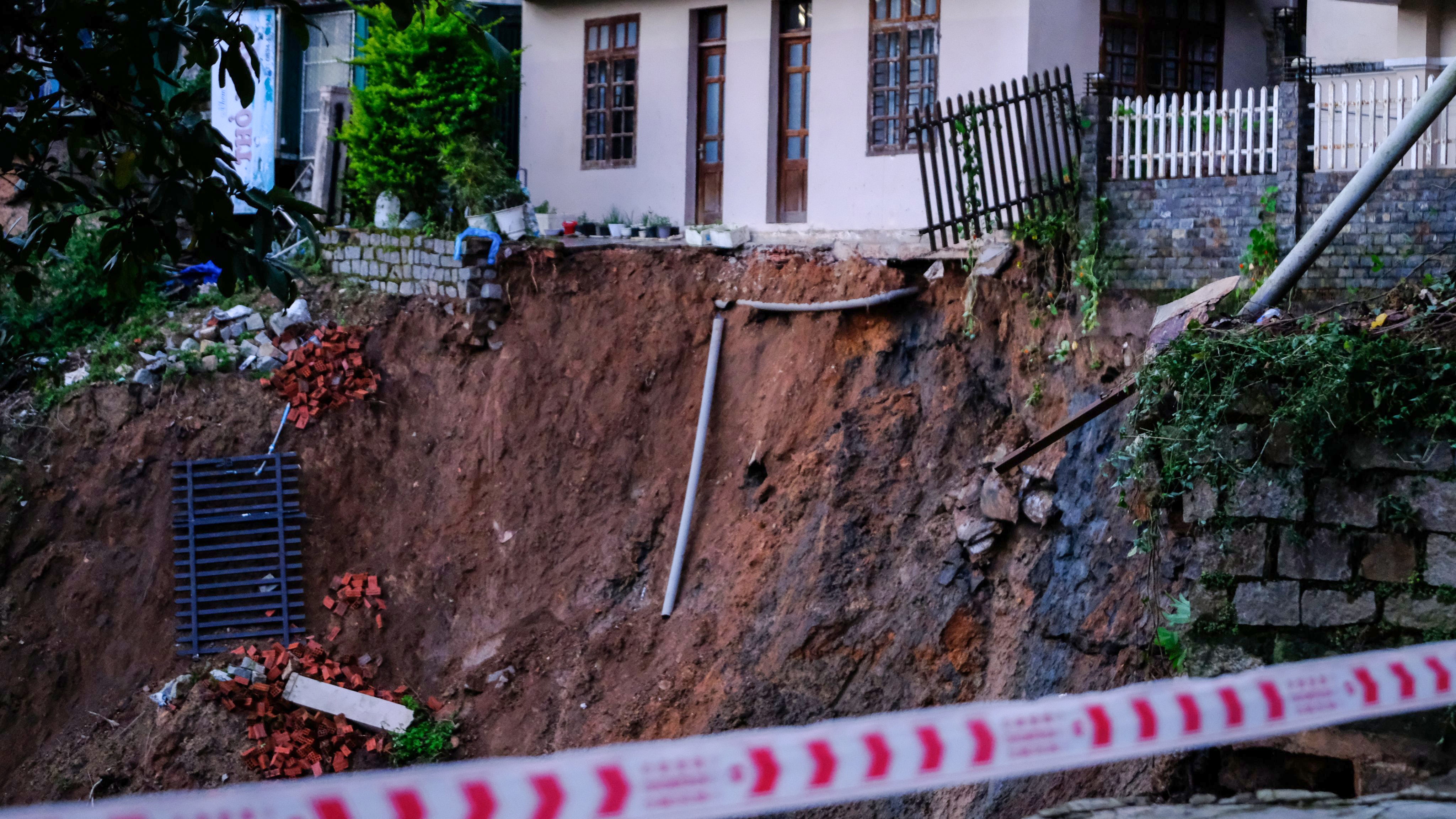 Sat lo o deo Mimosa, Da Lat di doi khan cap nguoi dan va du khach hinh anh