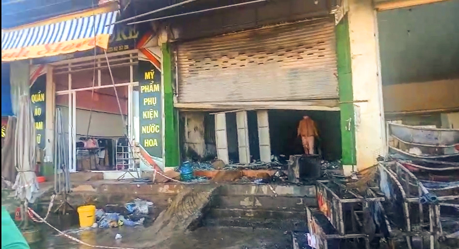 Nha sach boc chay sau tieng no lon hinh anh