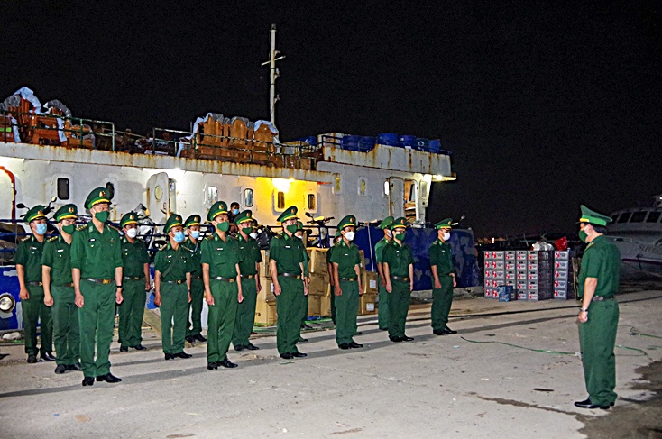 Chi vien luc luong chong dich cho huyen dao Phu Quy hinh anh