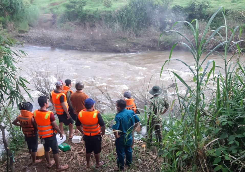 Bi lu cuon khi boi qua song hai ca phe hinh anh