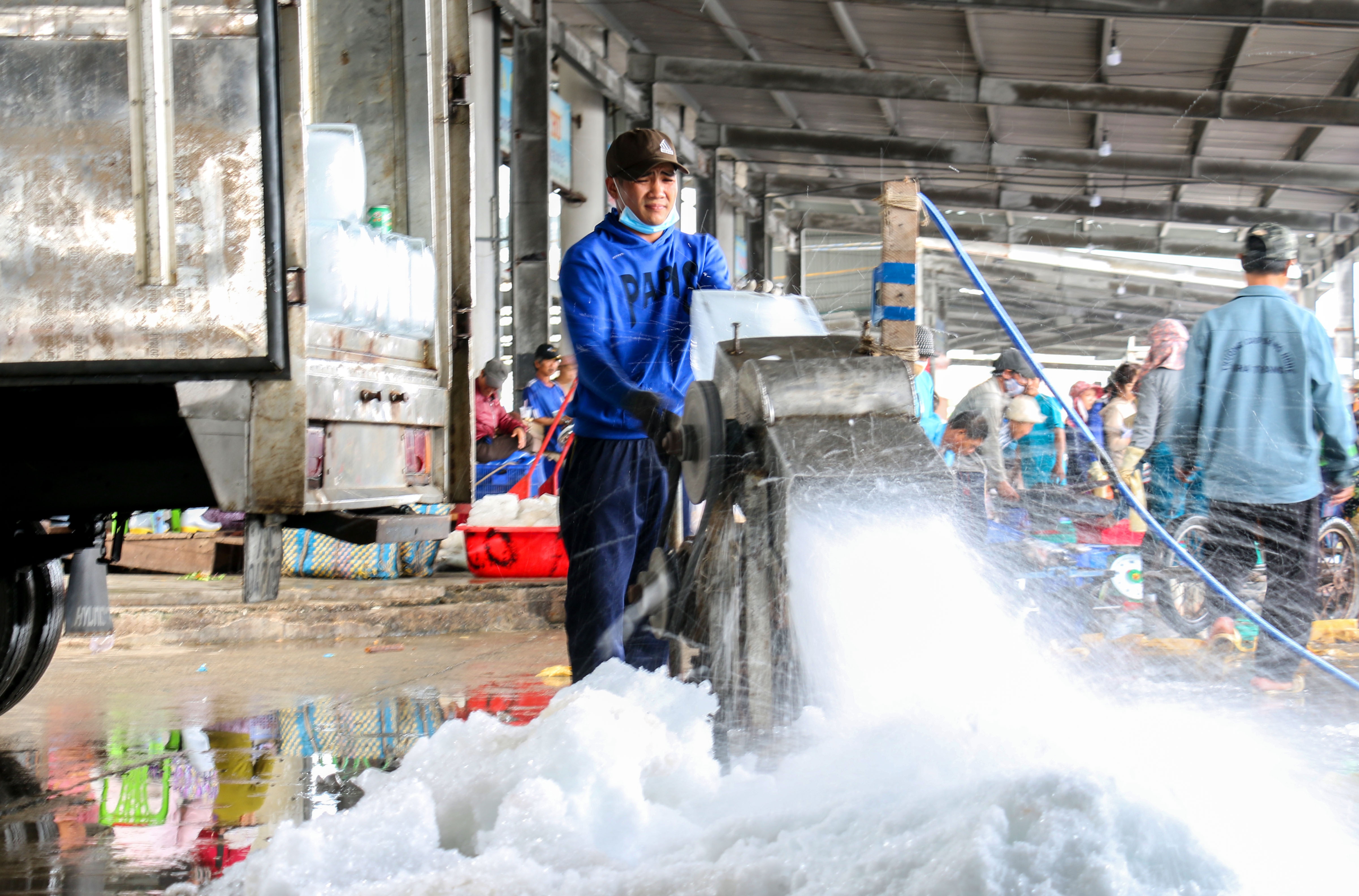 ngu dan gap kho khan do xang dau tang anh 2