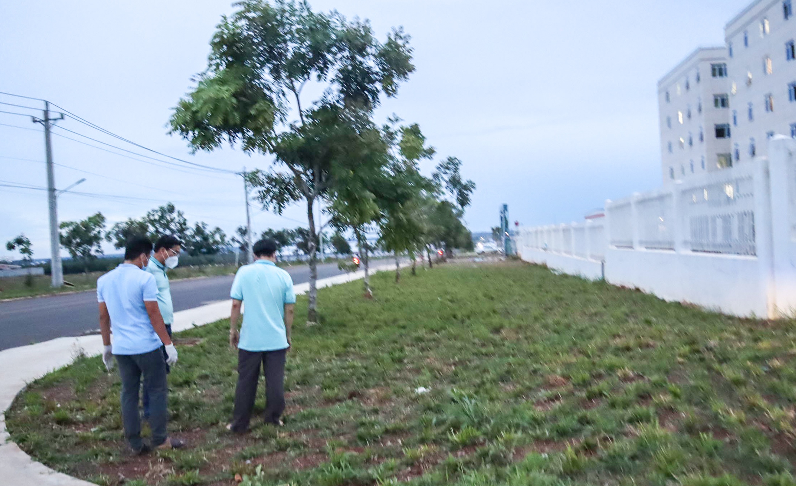 Hon chien vi yeu cung mot co gai, mot nguoi chet hinh anh