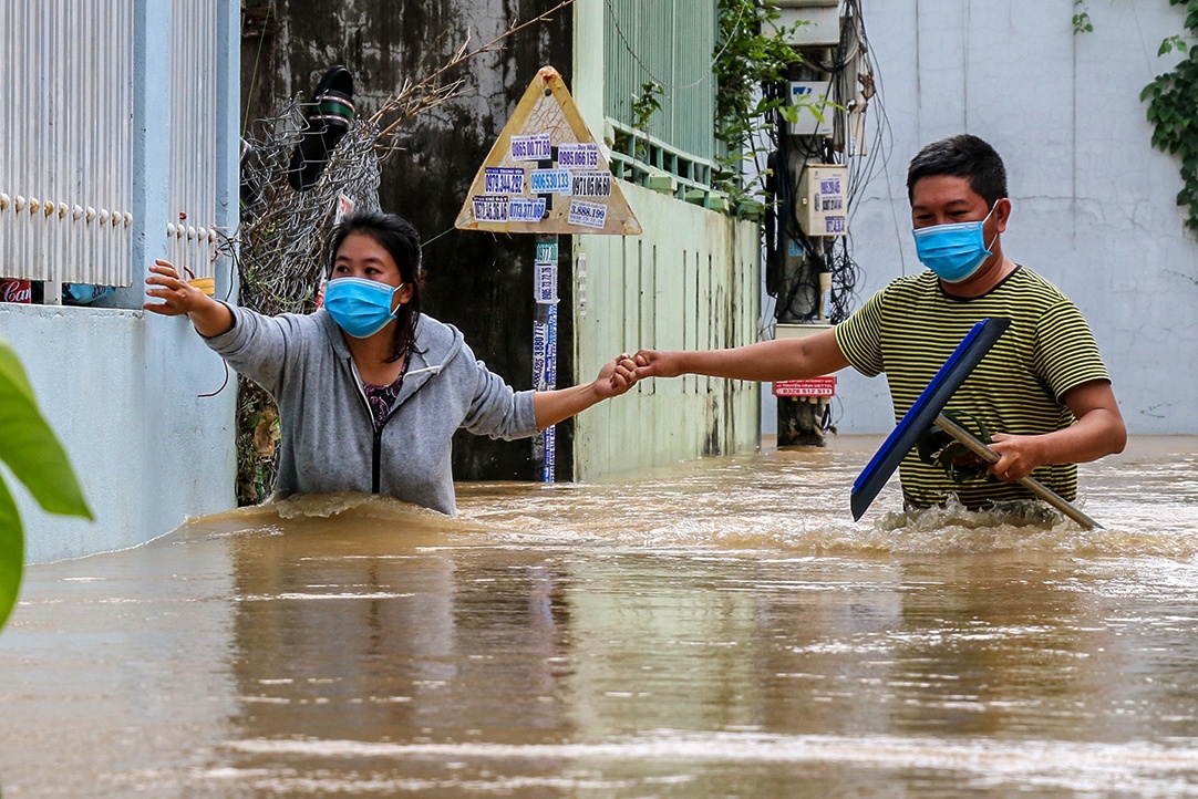 Nuoc lu dang ngap giuong ngu nguoi dan Nha Trang hinh anh