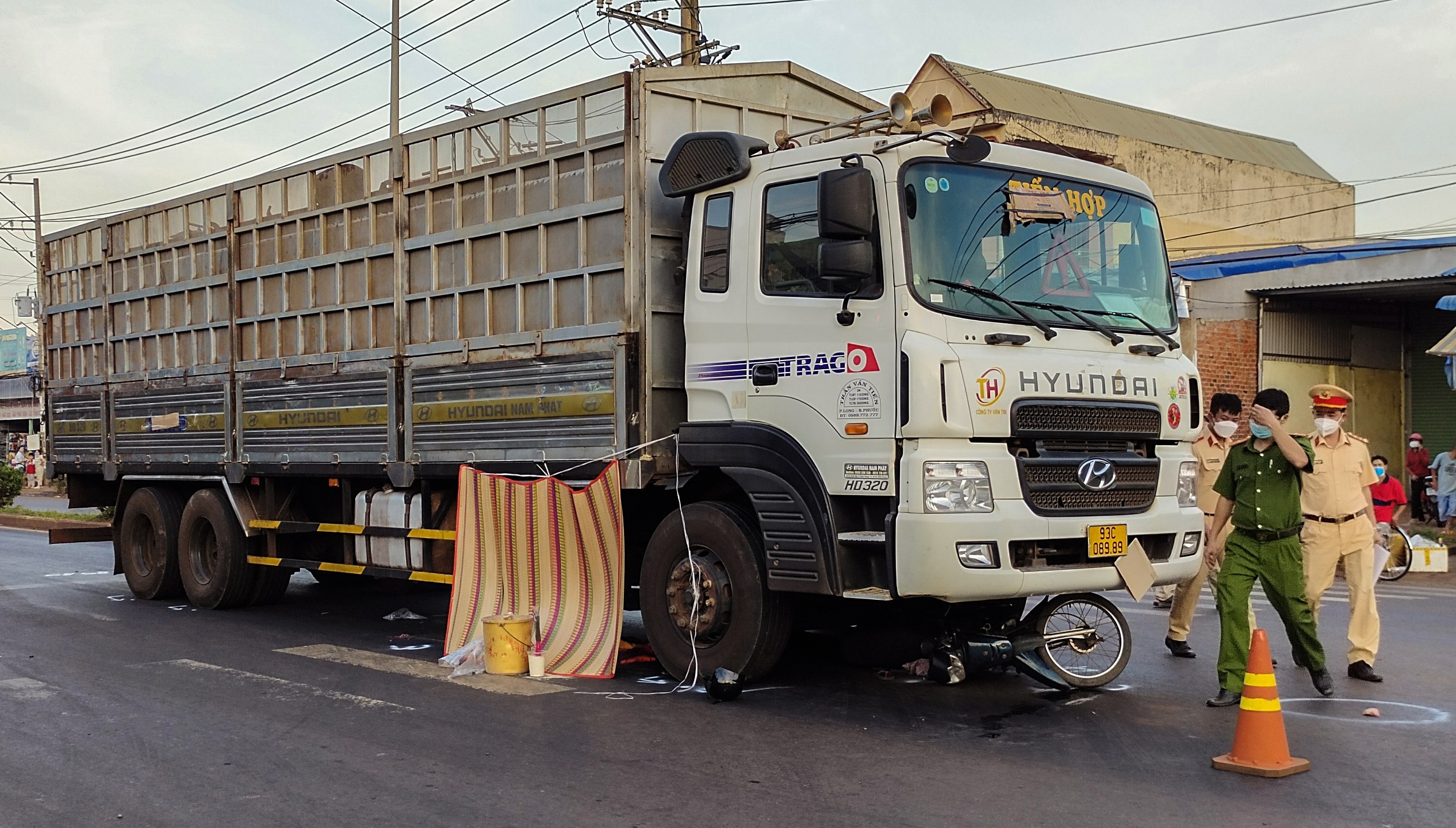 Va cham voi oto tai, 4 me con gap nan hinh anh