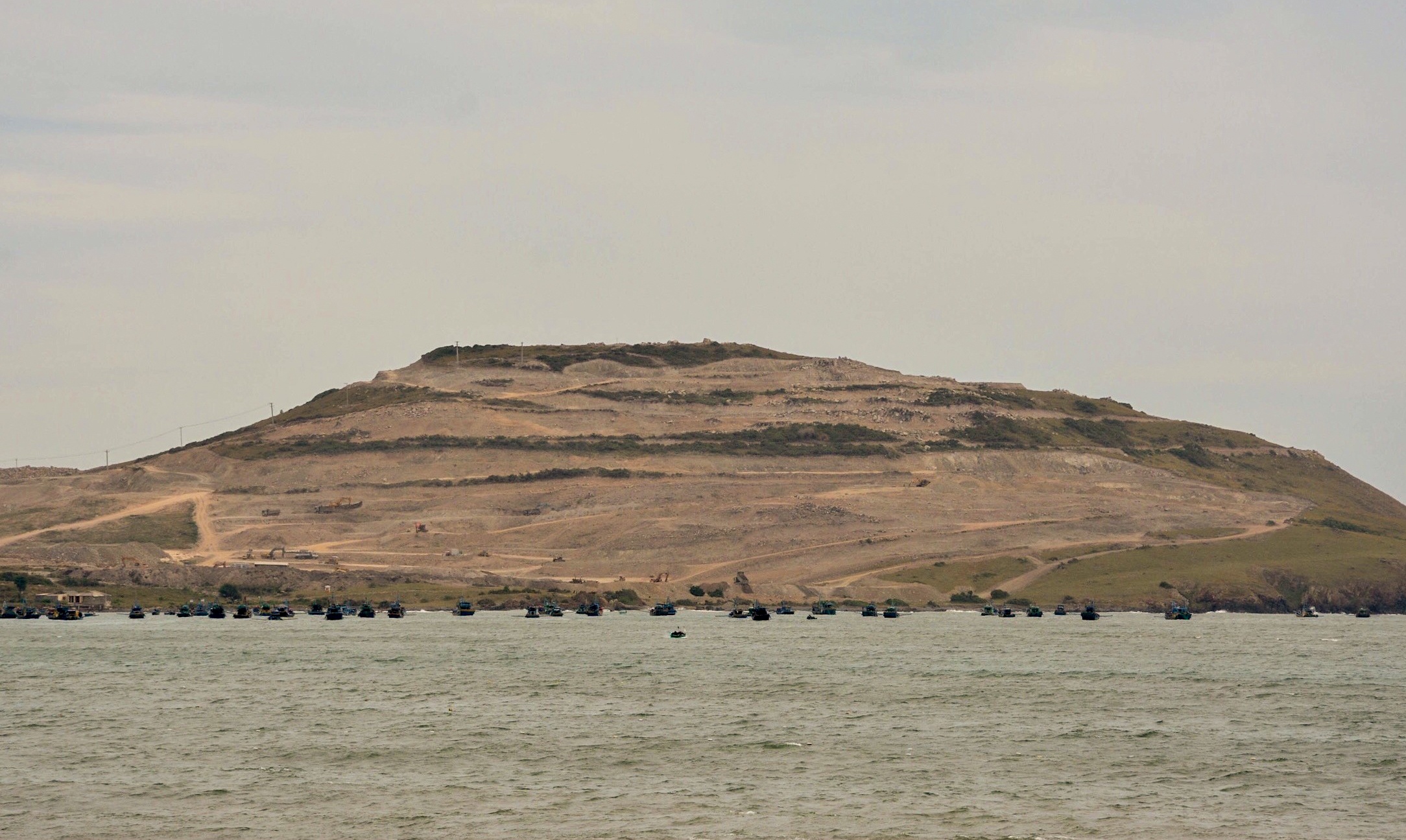 Cao troc nui Hon Rom xay biet thu khong phep hinh anh