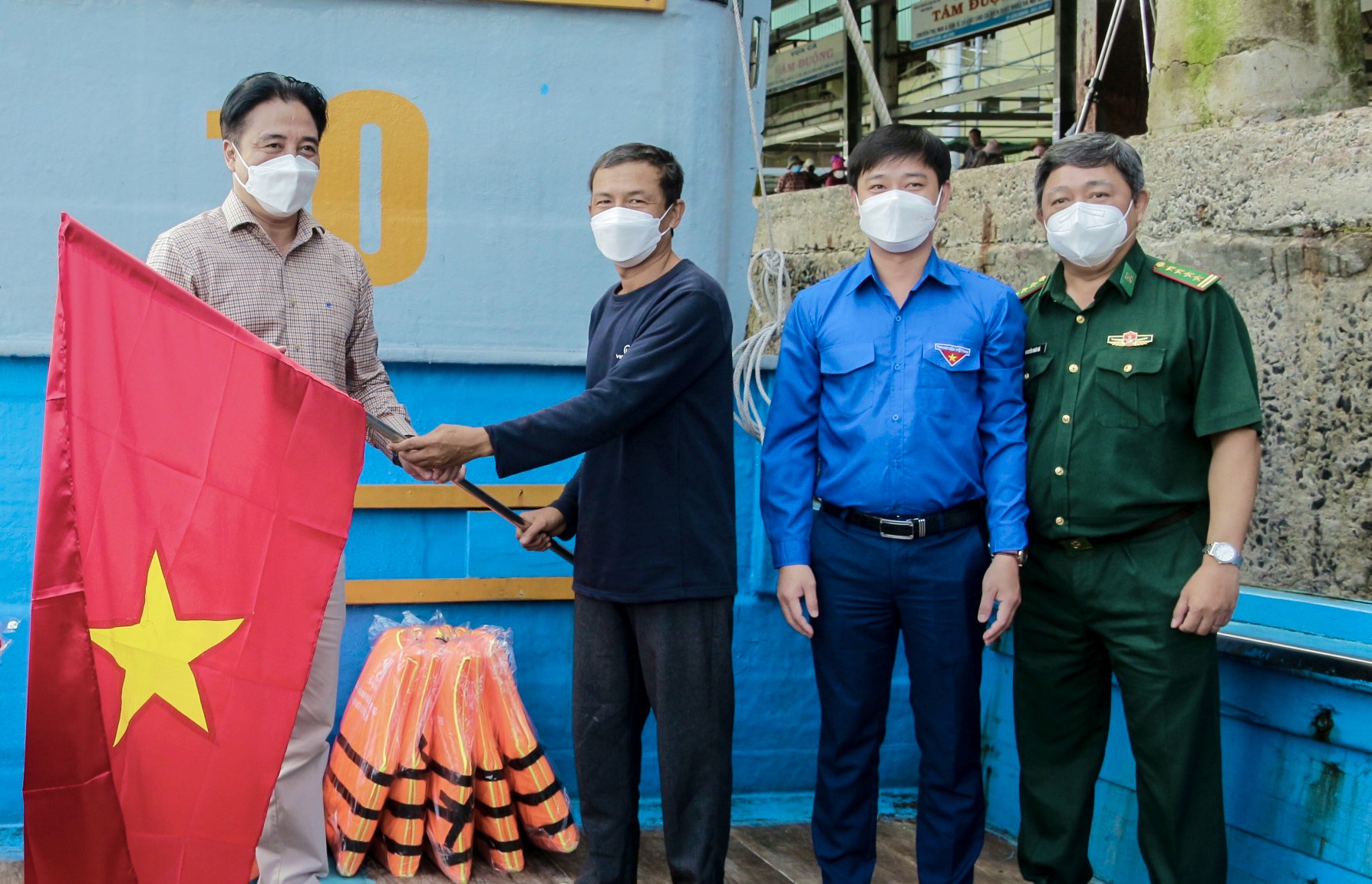 Tang 1.000 la co To quoc cho ngu dan tre bam bien hinh anh