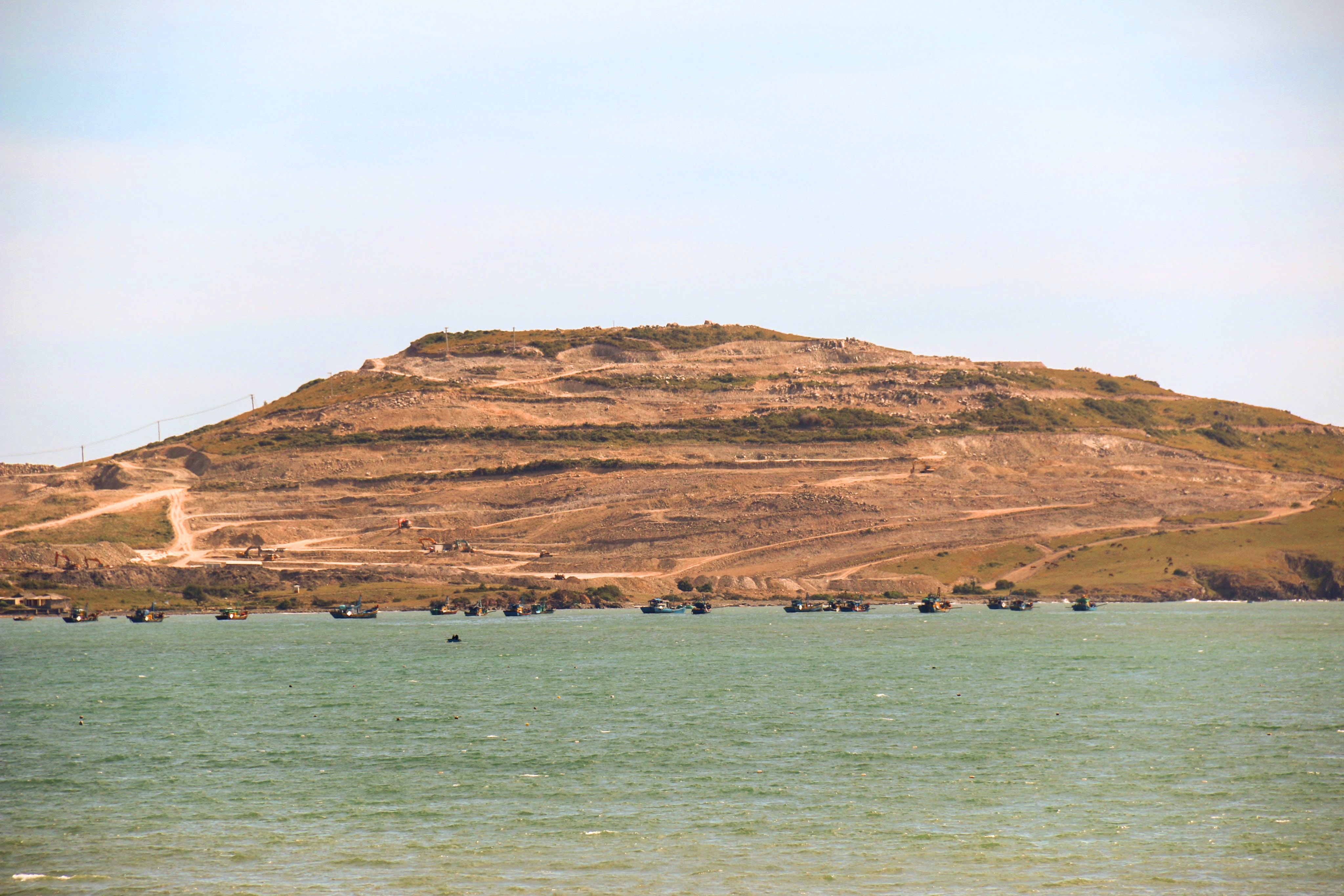 Dung thi cong du an tren nui Hon Rom hinh anh