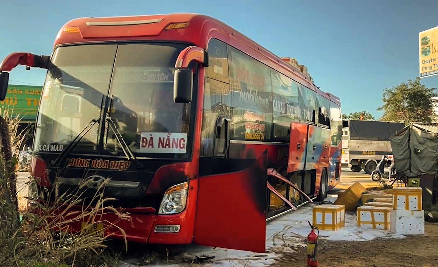 Oto giuong nam boc chay sau khi cuon xe may vao gam hinh anh