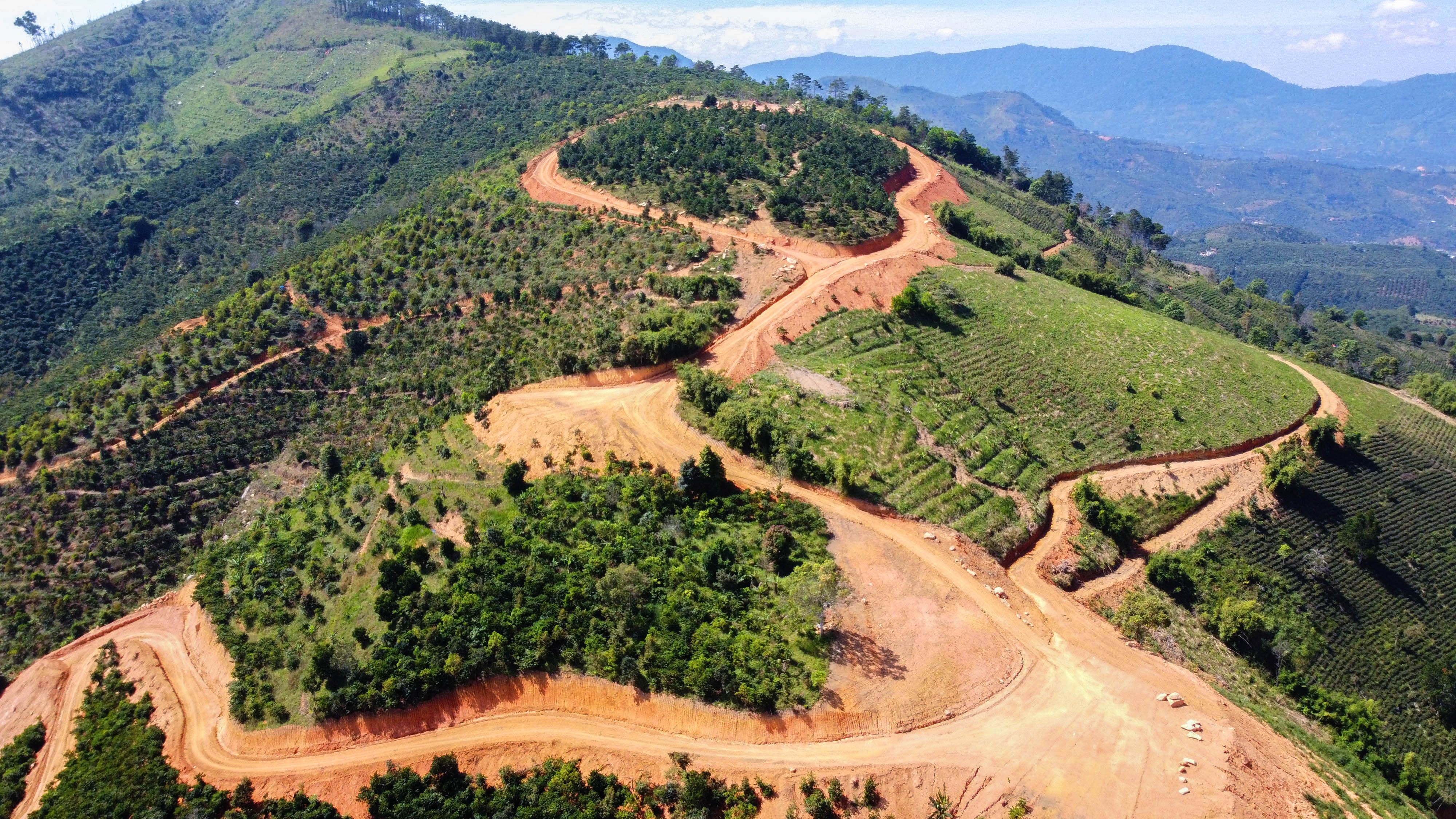 Xe ca qua doi lam duong khong phep o Bao Lam hinh anh