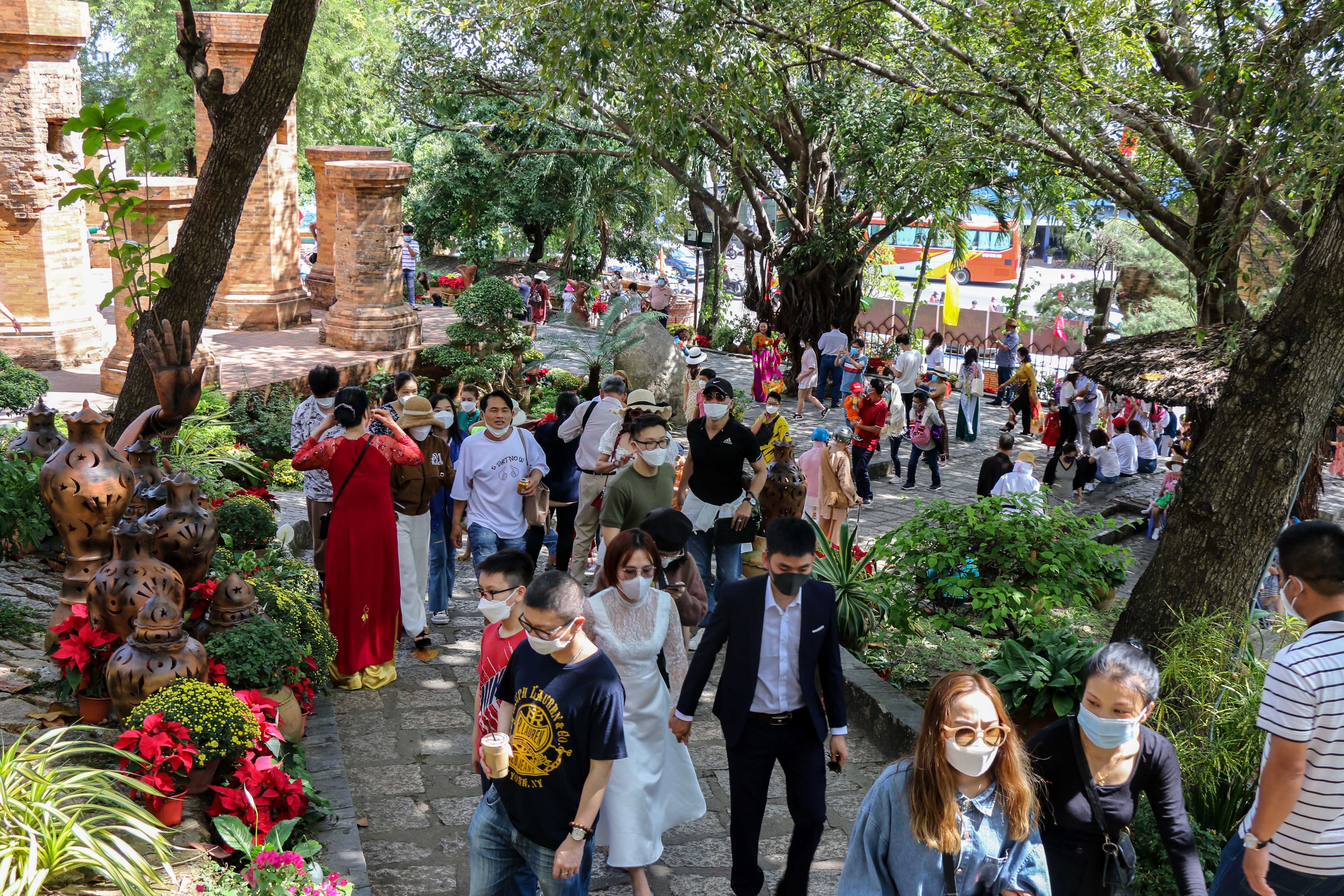 Nha Trang dong khach dip tet anh 2
