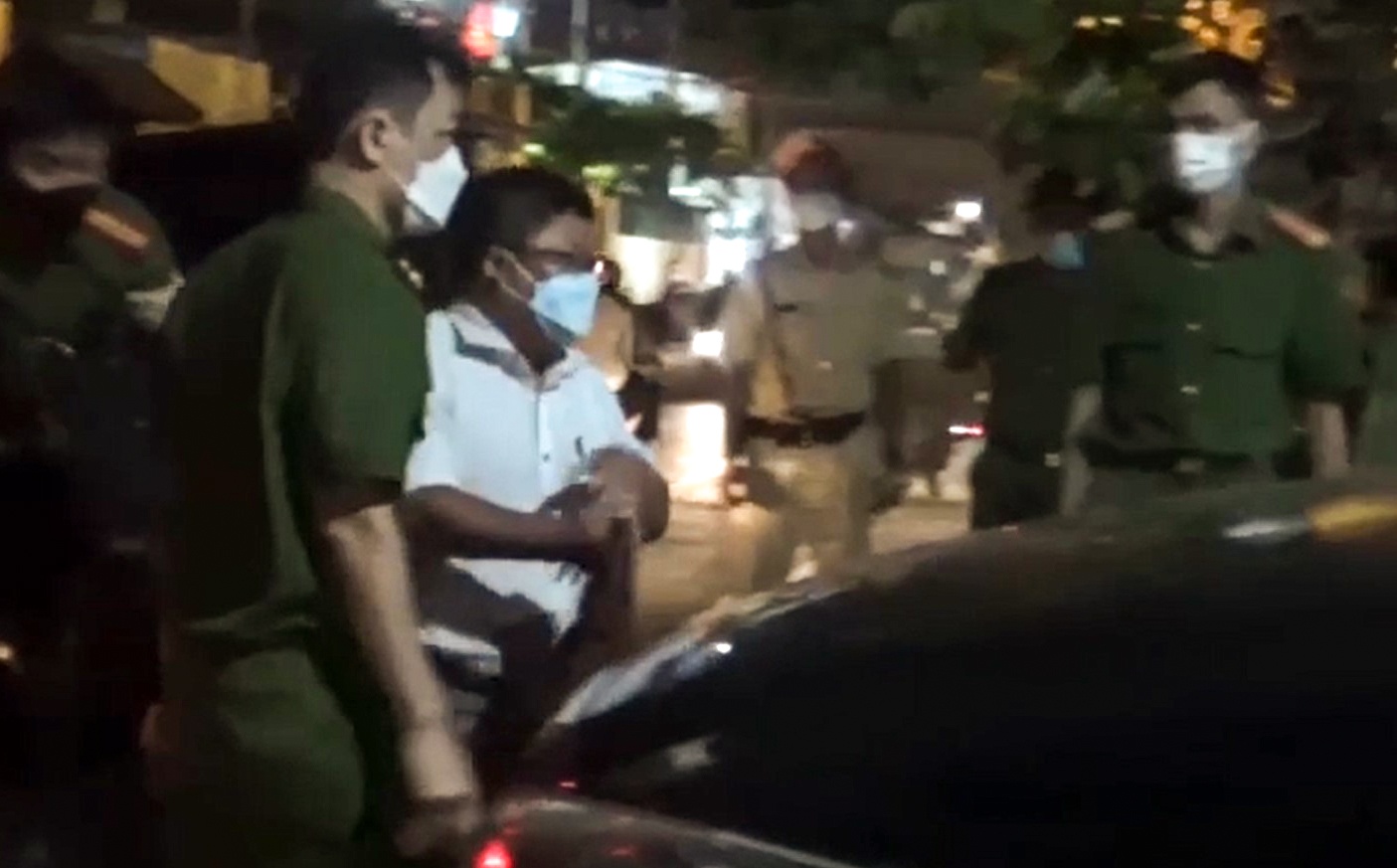 Canh sat bat cuu chu tich va pho chu tich tinh Binh Thuan hinh anh