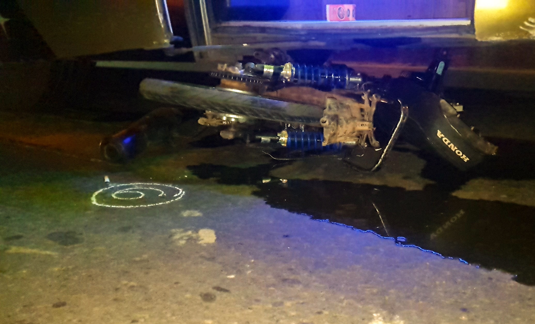 Oto khach va cham xe may, thieu nien 15 tuoi tu vong hinh anh