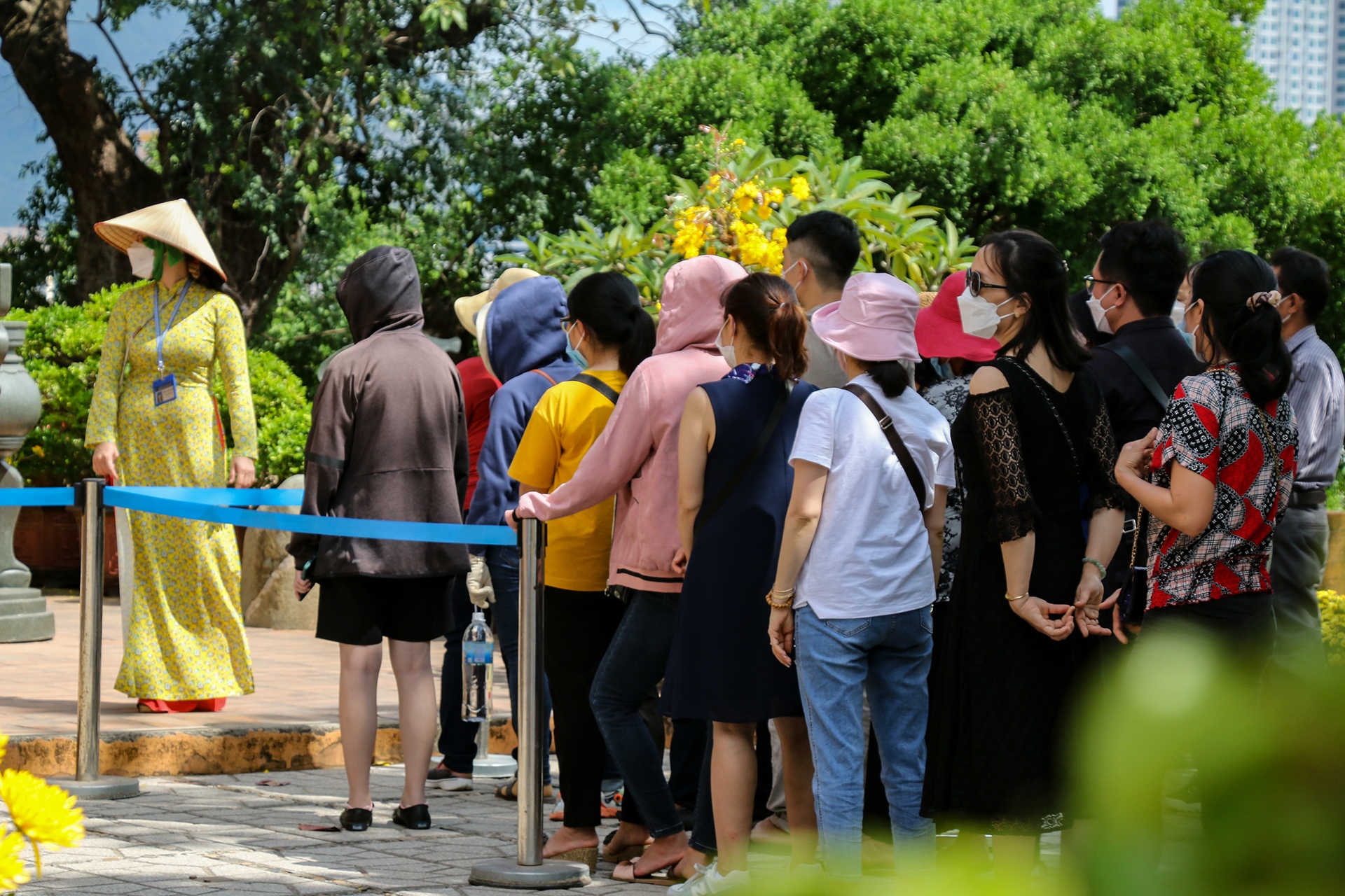 Nhan su nganh du lich di buon dat, ban ca hinh anh