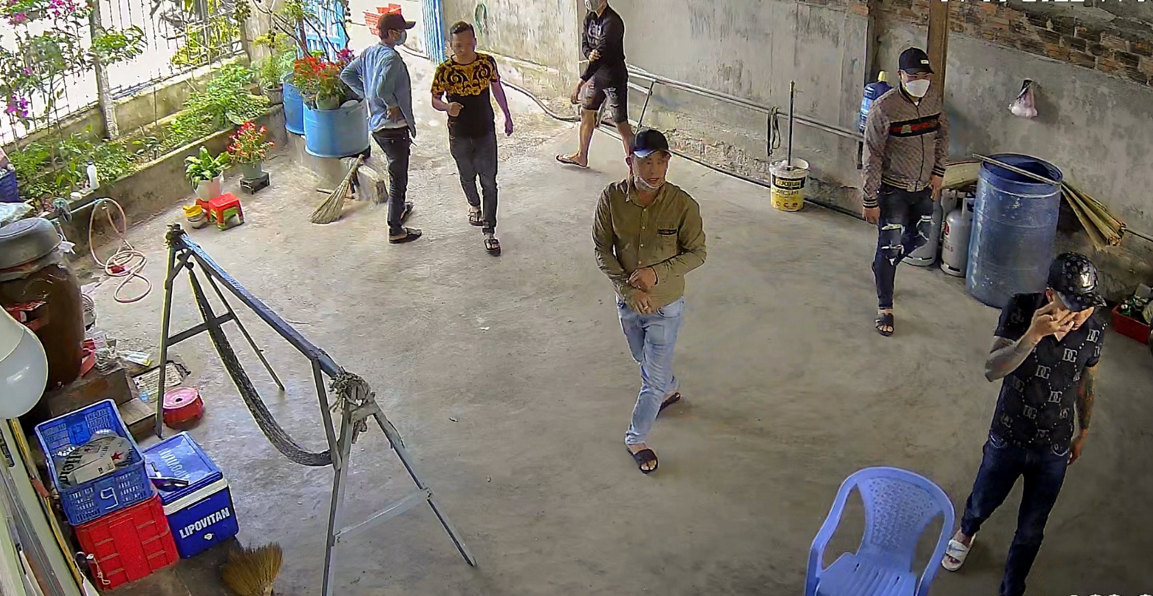 Mot gia dinh lien tuc bi tat chat ban, khung bo tinh than hinh anh