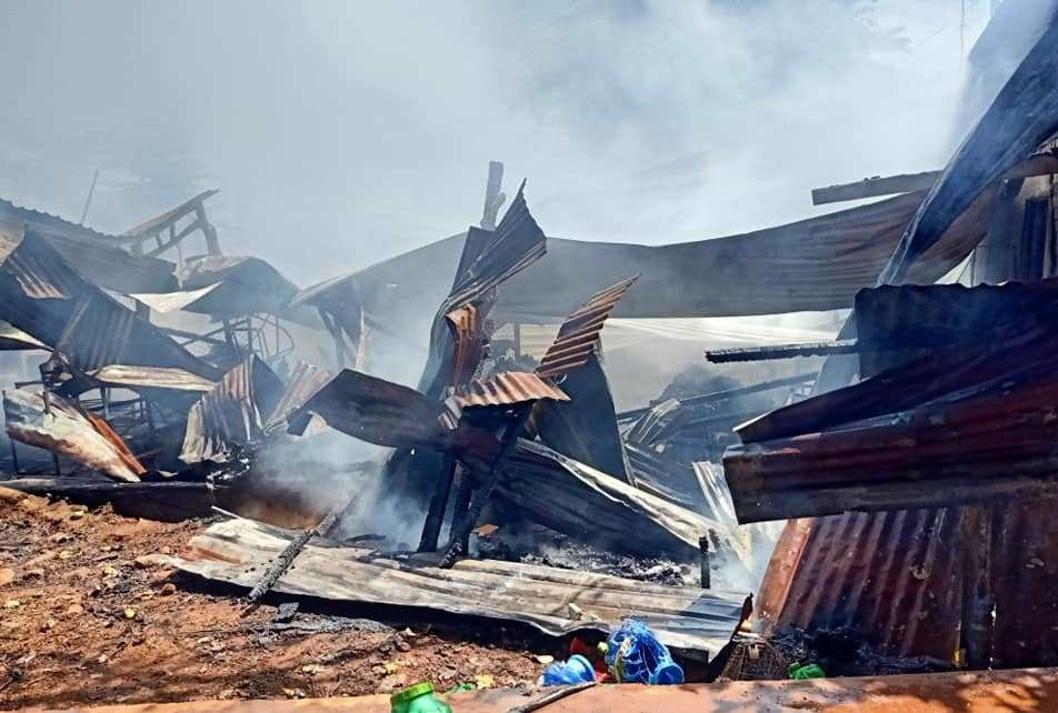 Tiem tap hoa chay rui sau tieng no lon hinh anh